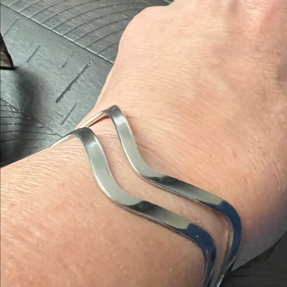 3 Silver colored Bracelets - Picture 12 of 13